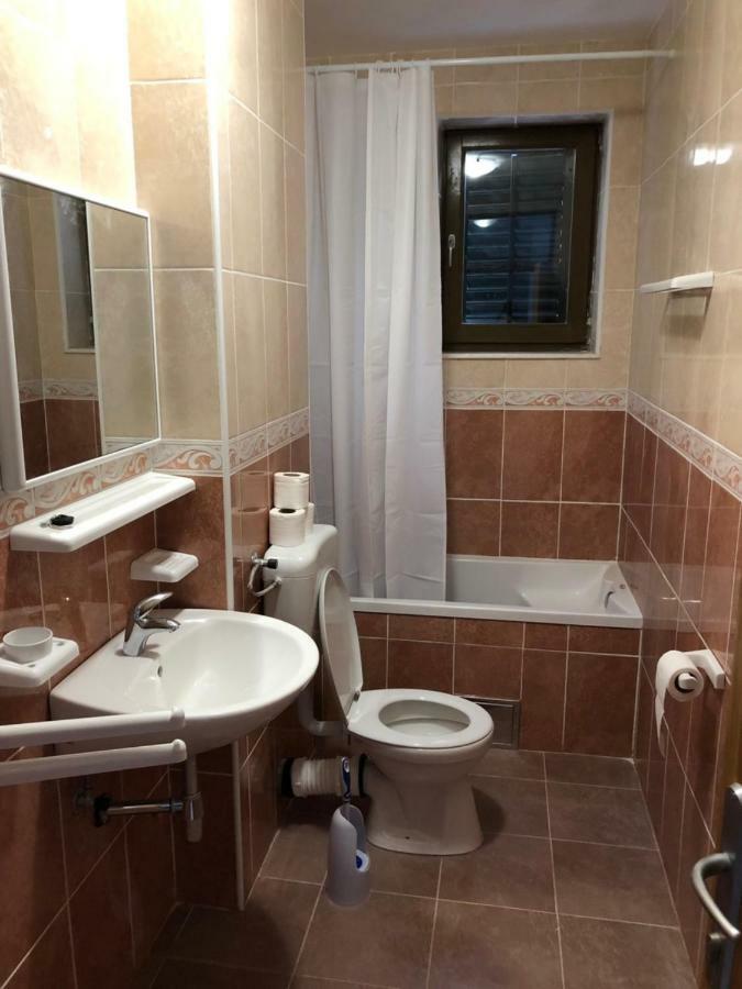 Apartmani Petrija Prcanj Exterior photo