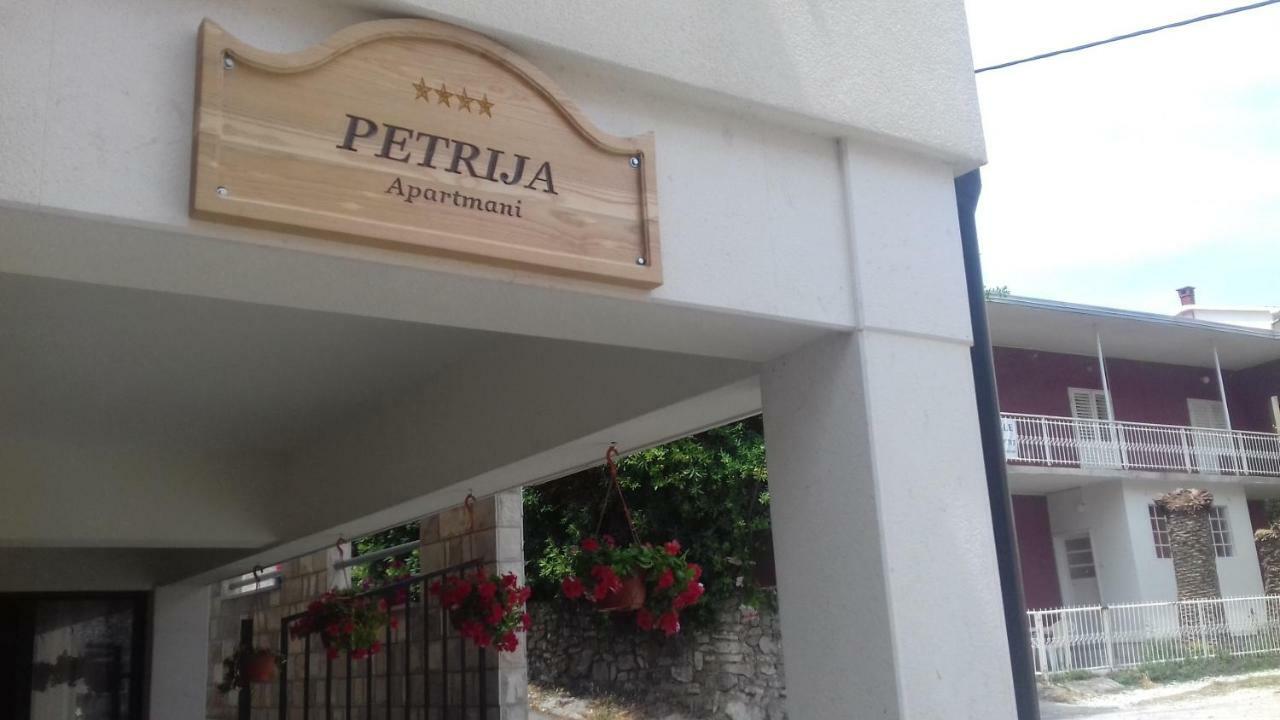 Apartmani Petrija Prcanj Exterior photo