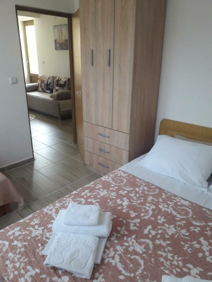 Apartmani Petrija Prcanj Exterior photo